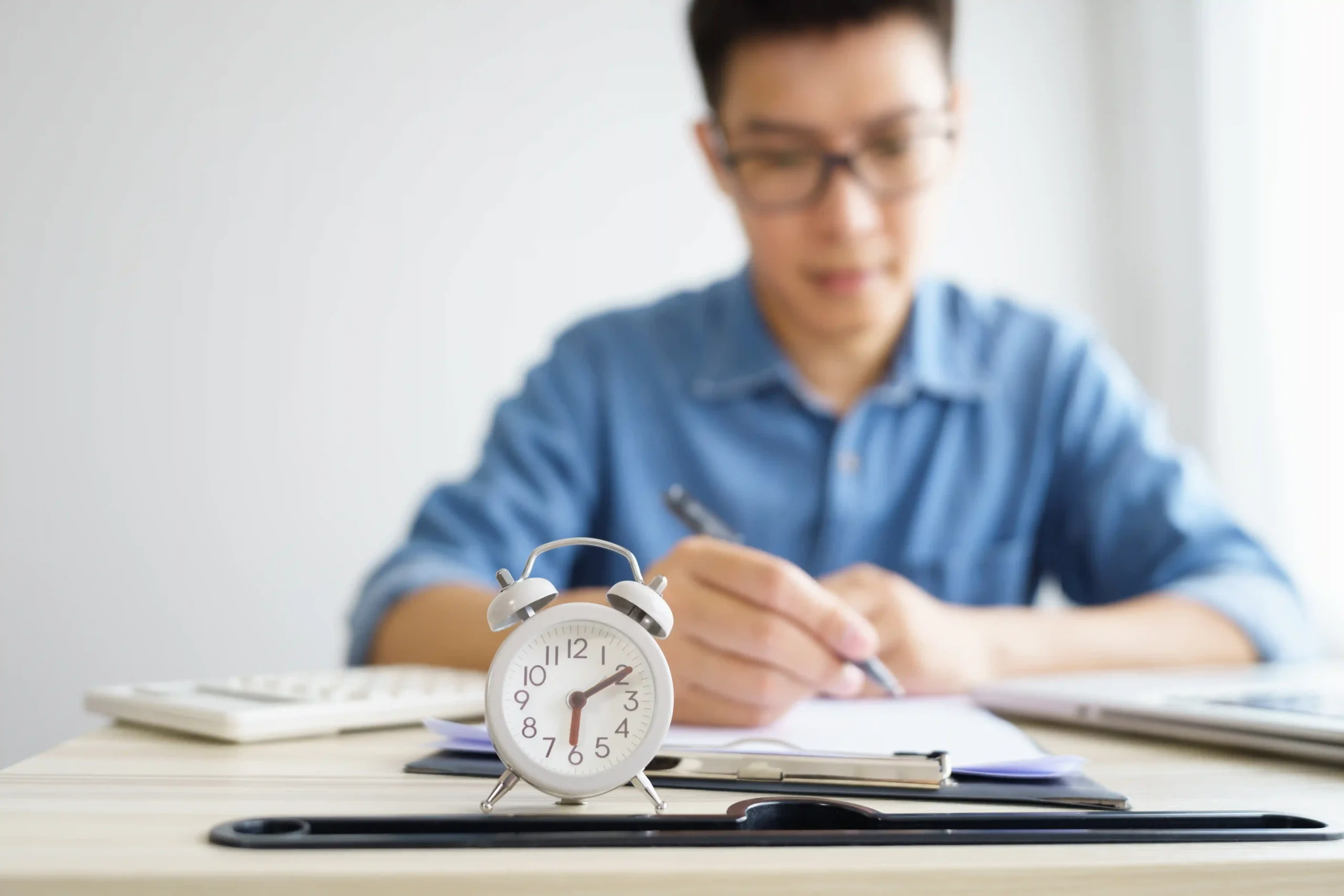 Bagaimana Aturan Jam Kerja menurut UU Cipta Kerja? Cek Regulasinya!