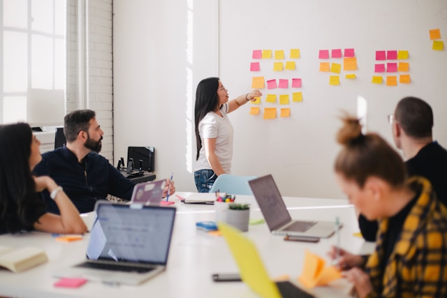 Cost Leadership Adalah: Pahami Arti, Contoh, dan Fokus Utamanya!