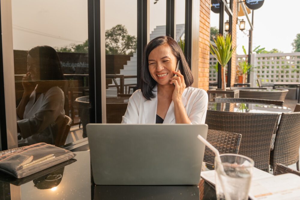 Apa itu Hybrid Working? Manfaat & Tantangan bagi Perusahaan