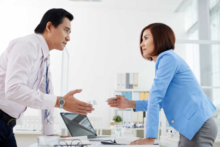 perbedaan gaji karyawan tetap dan kontrak