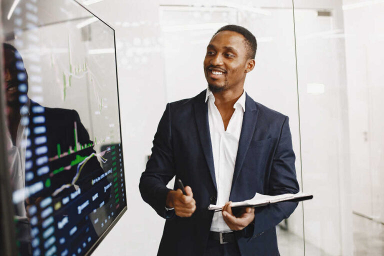 gaji finance manager
