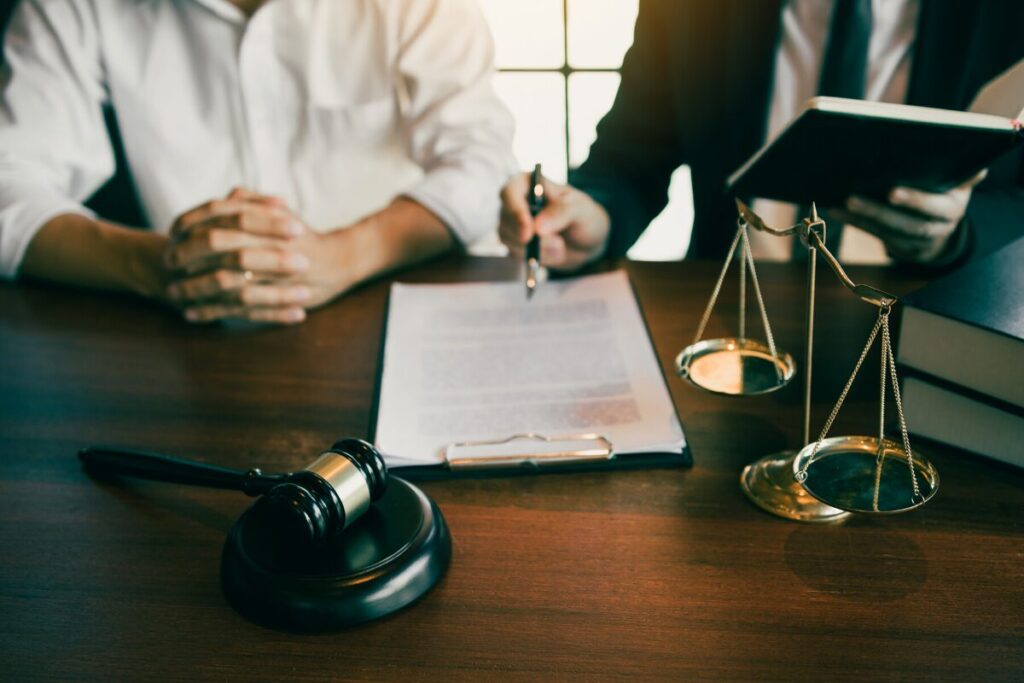 Gaji Legal Staff Berdasarkan Industri