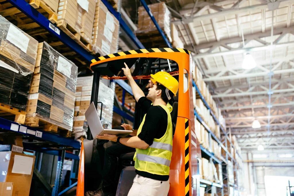 Gaji Warehouse Staff Berdasarkan Industri