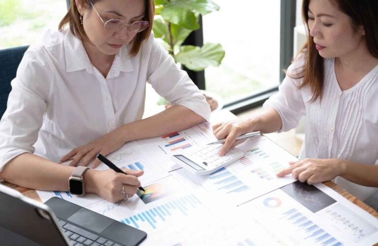 gaji finance staff
