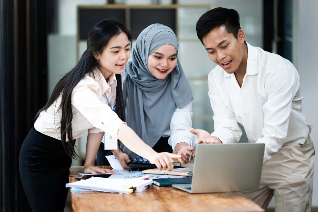 Apa Itu Finance Staff