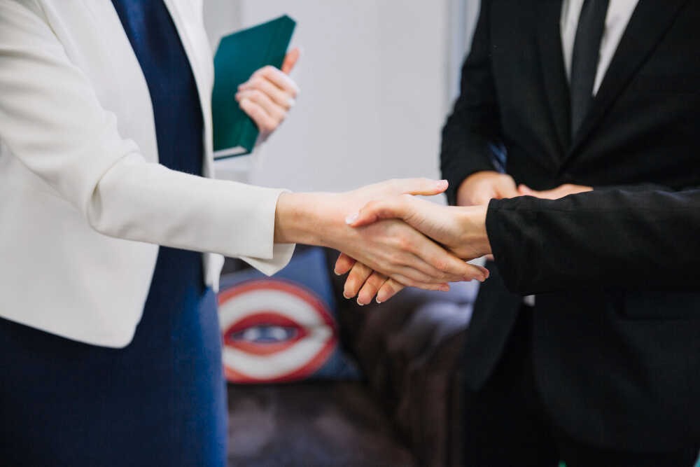 Apa Itu B2B? Pengertian, Jenis, Contoh, & Bedanya dengan B2C