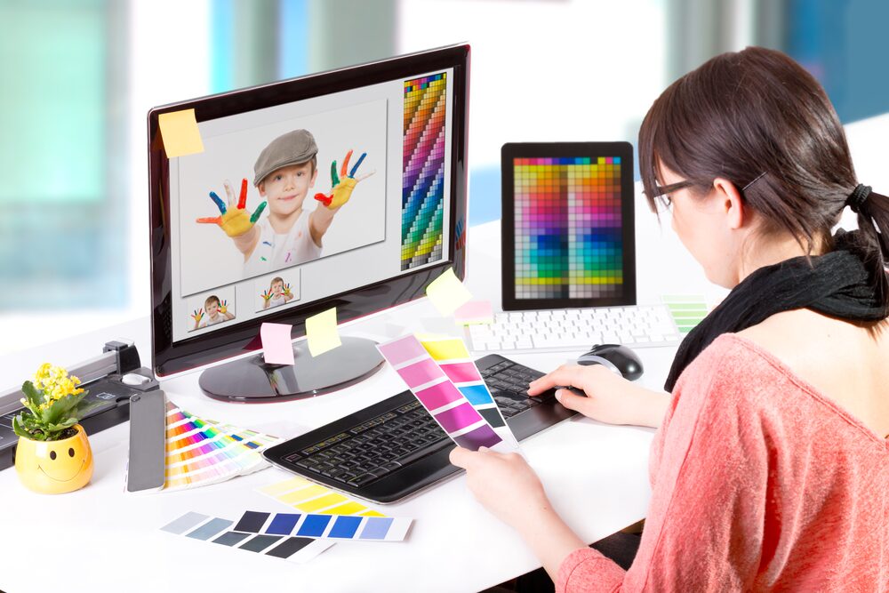 Gaji Graphic Designer Berdasarkan Industri