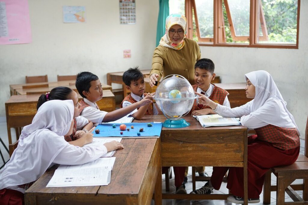 gaji guru sd di indonesia